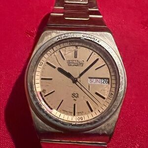 Collectible Vintage men's Seiko Gold Quartz Watch Japan 1980 s